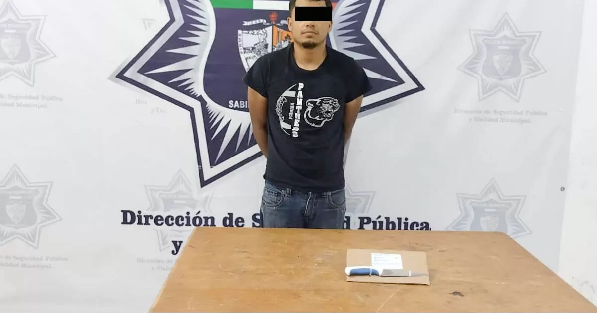 Al sentirse acorralado pretendió agredir a policías con un cuchillo.