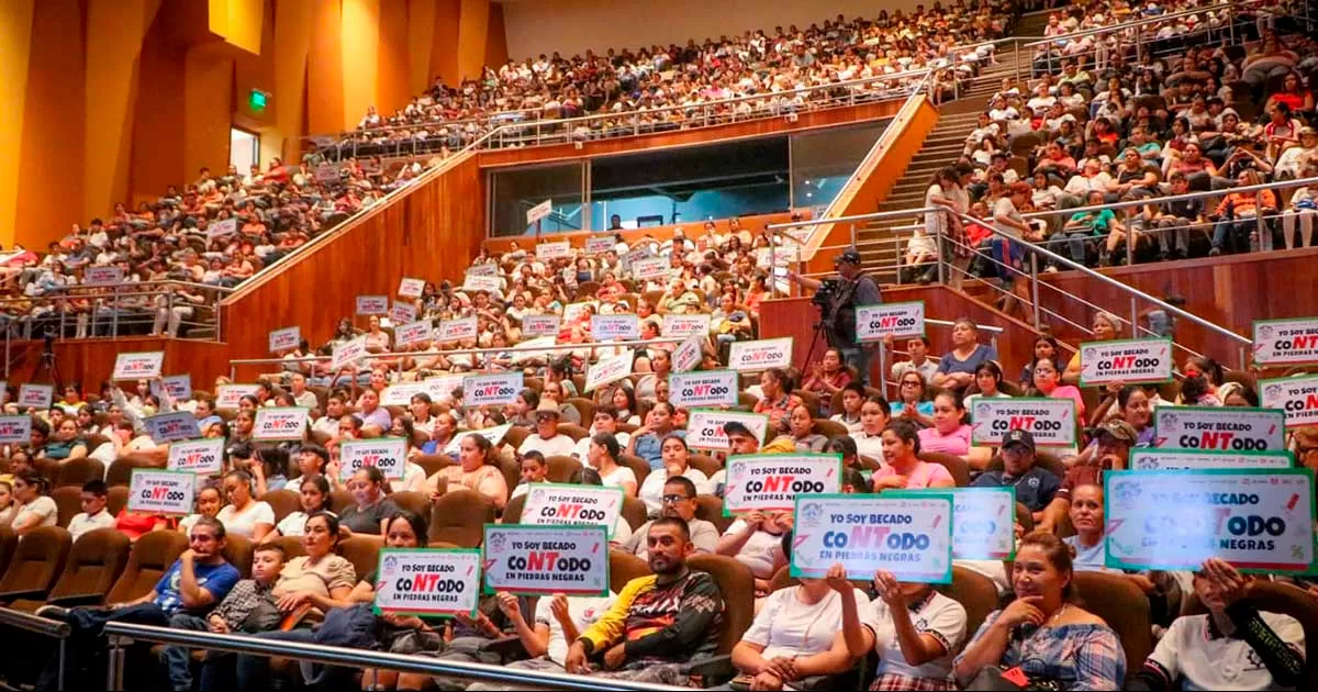Madres de familia agradecen al municipio por el apoyo en becas escolares y declararon que servirá para la compra de uniformes y útiles escolares