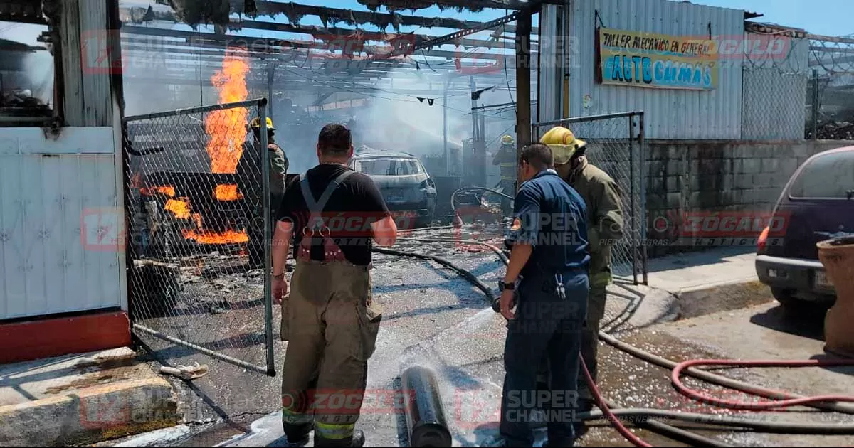 Incendio en el interior de un taller de auto climas dejó un hombre lesionado y tres vehículos consumidos por el fuego