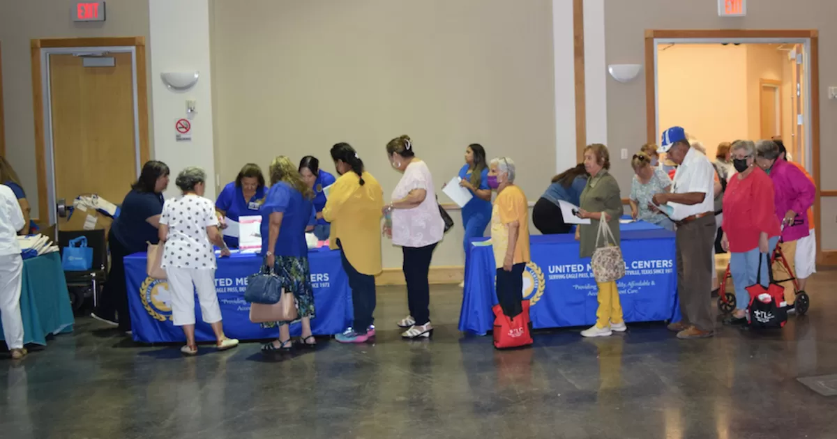 Realizan feria de salud para adultos en Eagle Pass