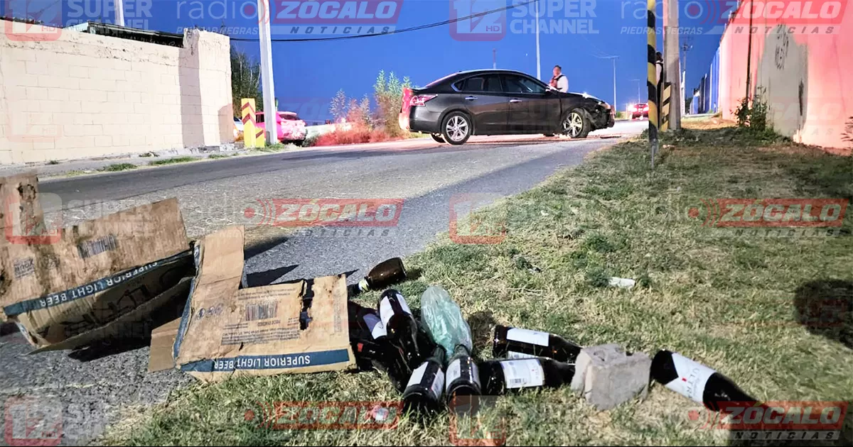 Chocan con poste de CFE y abandonan vehículo