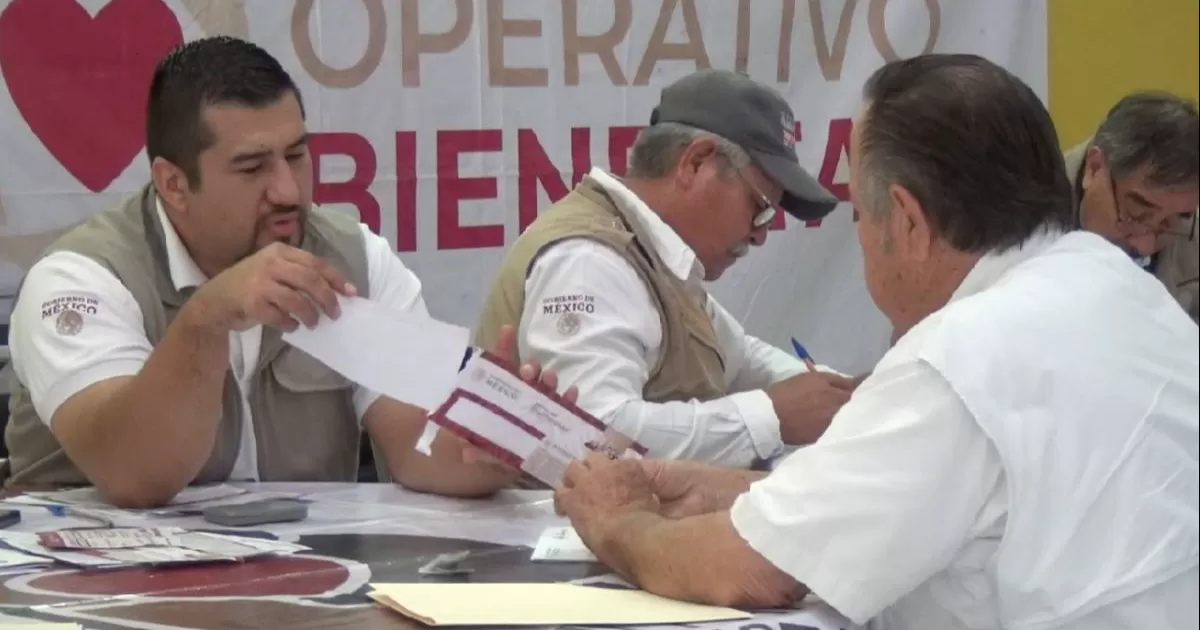 Entregan tarjetas Bienestar a rezagados