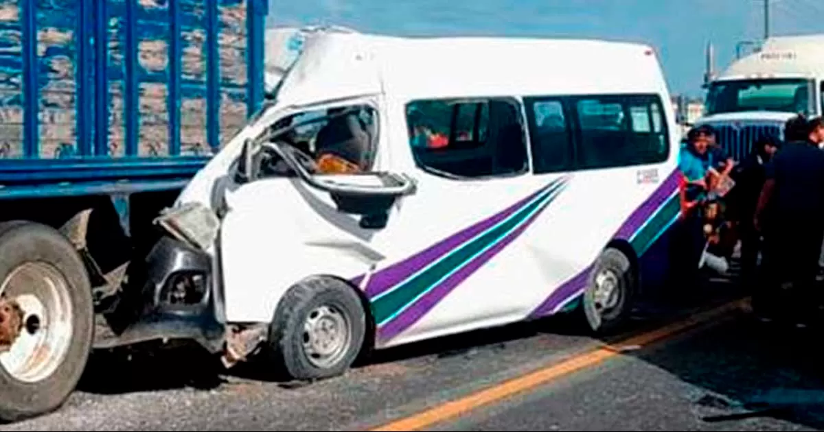 El choque de una camioneta del transporte público contra una unidad de carga en Puebla dejó cinco muertos y 13 heridos