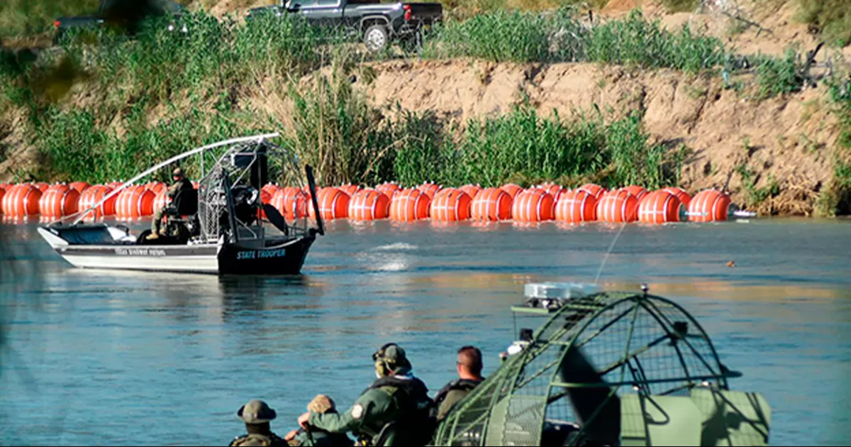 El pollero armado escapó entre la maleza del lado de Piedras Negras tras el reporte de la Guardia Nacional de Texas a las autoridades mexicanas.