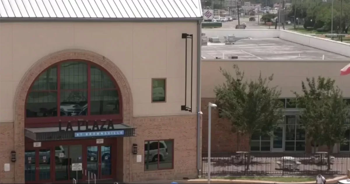 Muere un menor inmigrante que iba en autobús enviado de Texas a Chicago