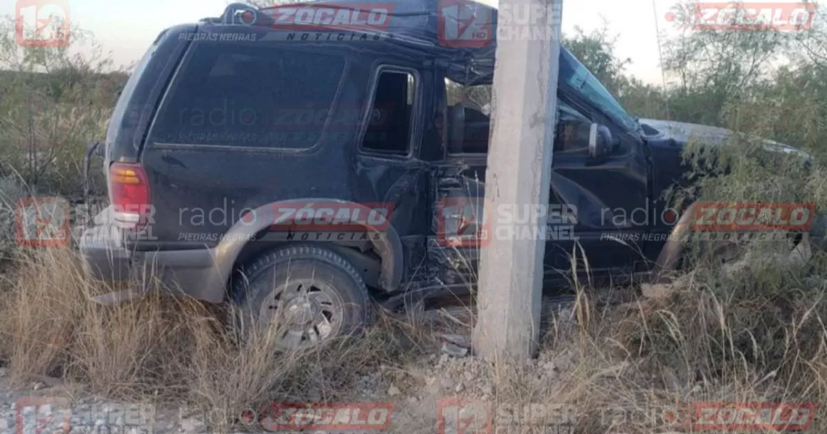 Se impacta contra poste propiedad de CFE en Acuña