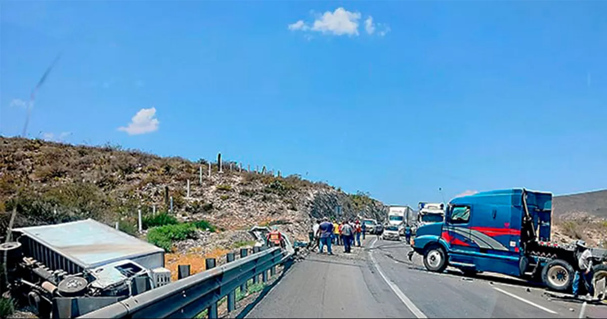 Impera el caos en la ‘carretera Tesla’; accidentes y atorones, el pan de cada día