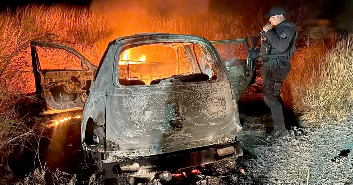 Los bomberos controlaron el conato de incendio en un zacatal alejado al vehículo para que el fuego no se expandiera.