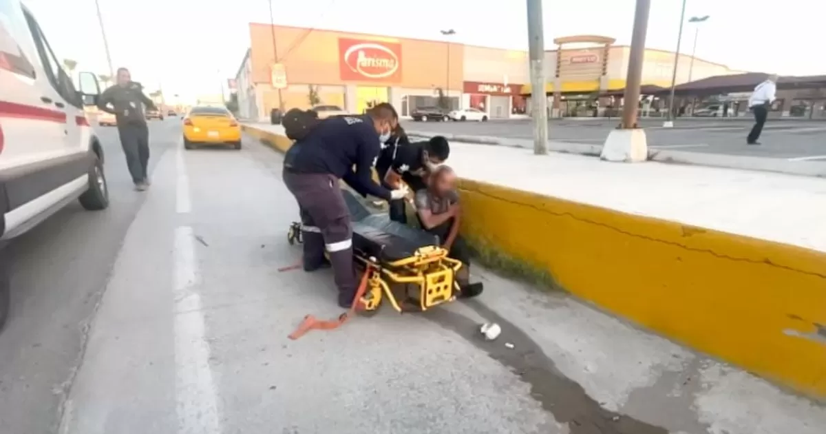 Se desvanece hombre en avenida Pérez Treviño