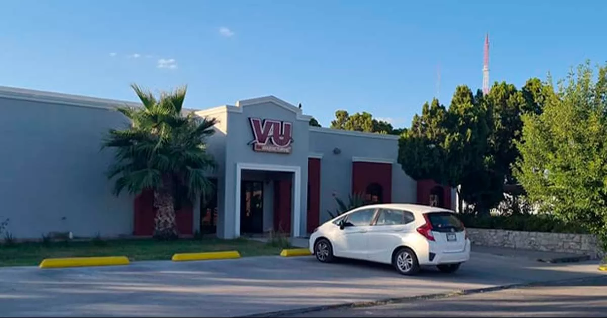 Despide a todos sus empleados, hasta los de alto rango y saca maquinaria.