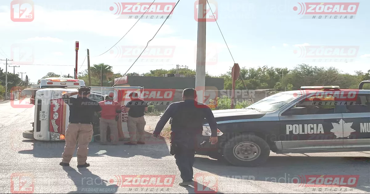 Se vuelca camión en Nava, se ganchó en cable a baja altura