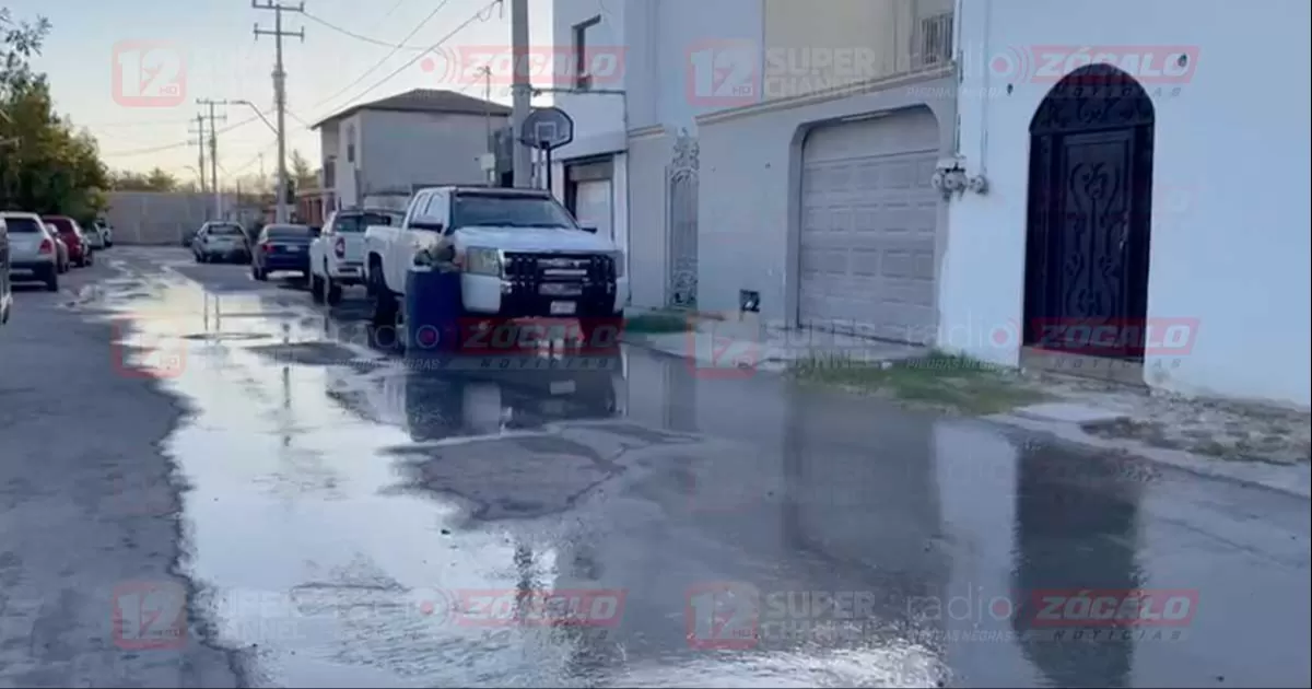 Vecinos del sector reportaron que la causa del derrame es una tubería dañada que se encuentra atrás de la colonia.