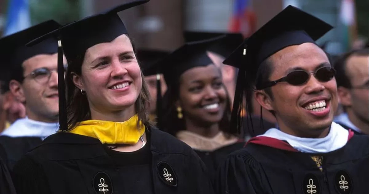 Biden lanza nuevo programa de pago de la deuda estudiantil que se ajusta a los ingresos