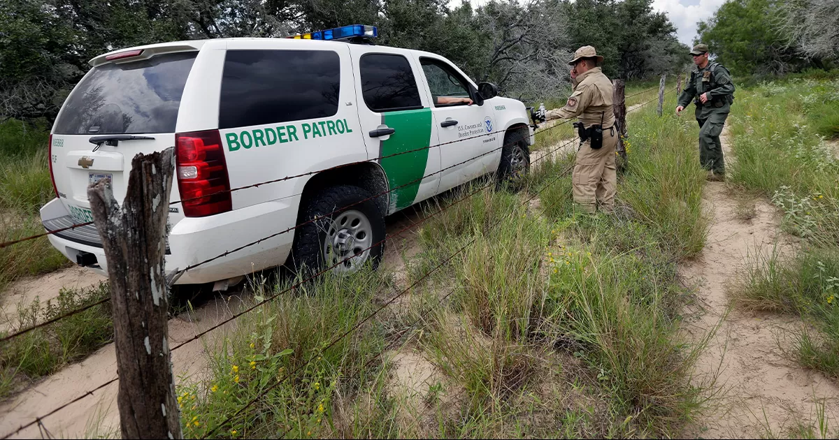 Autoridades encontraron documentos en uno de los cuerpos.