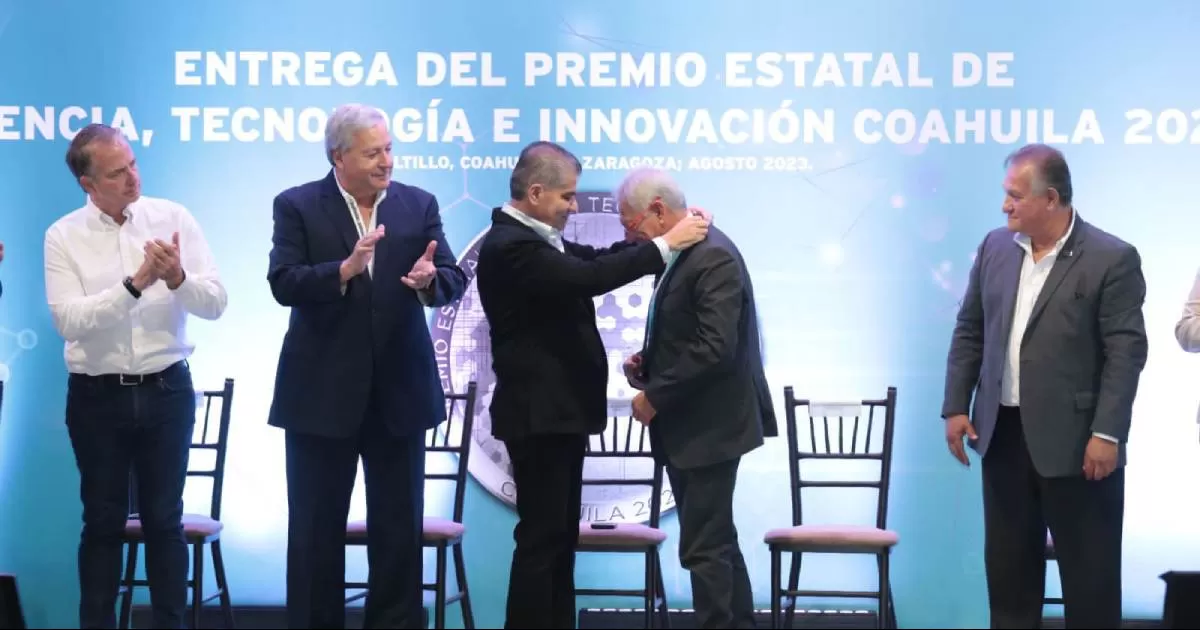 El gobernador Miguel Riquelme entrega el Premio Estatal de Ciencia, Tecnología e Innovación al doctor Víctor Adrián Santibáñez Dávila.