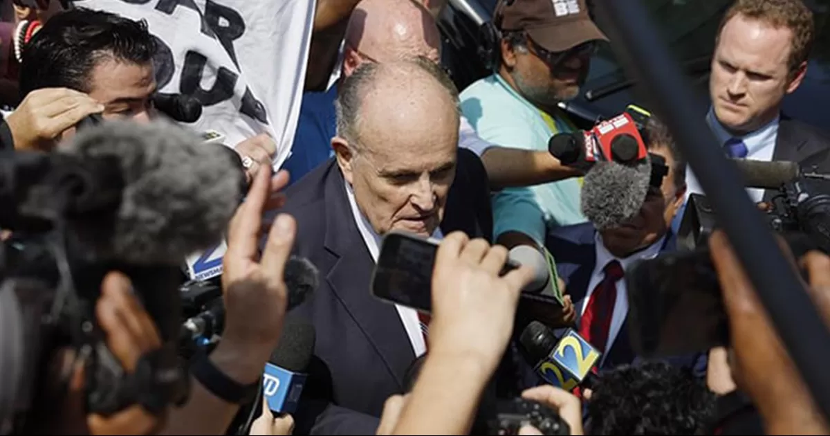 Rudy Giuliani, imputado junto a Trump, se entrega a las autoridades de Georgia