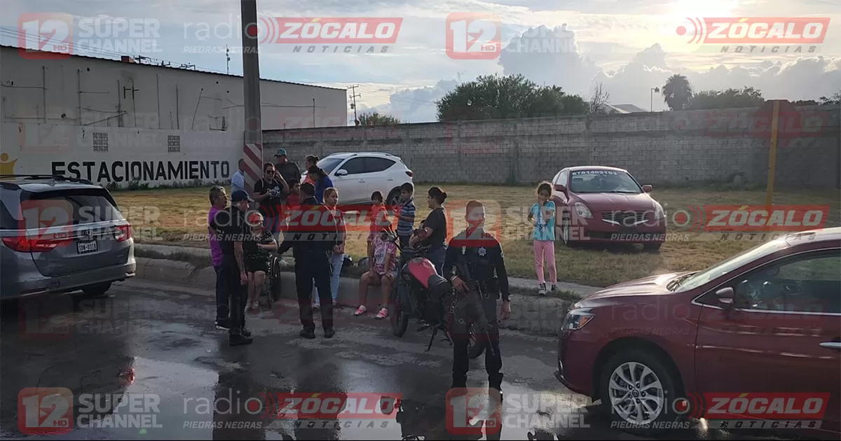 Mujer cae de su moto, automovilista le cerró el paso