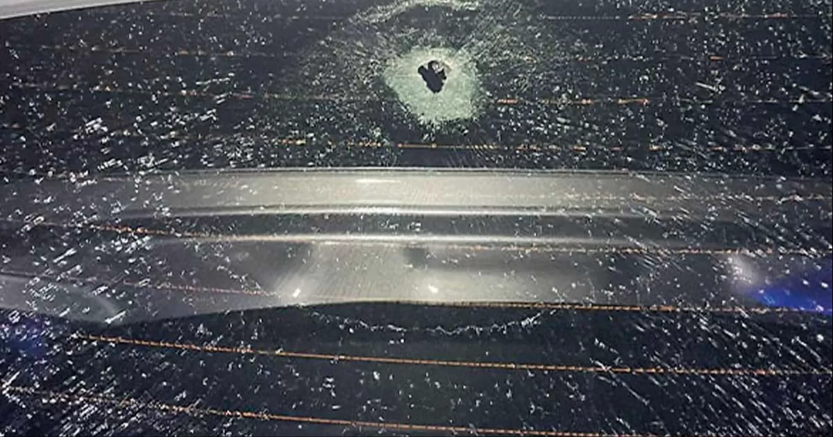 El vehículo de la familia acabó al menos con un impacto de bala cuando huían de los asaltantes.