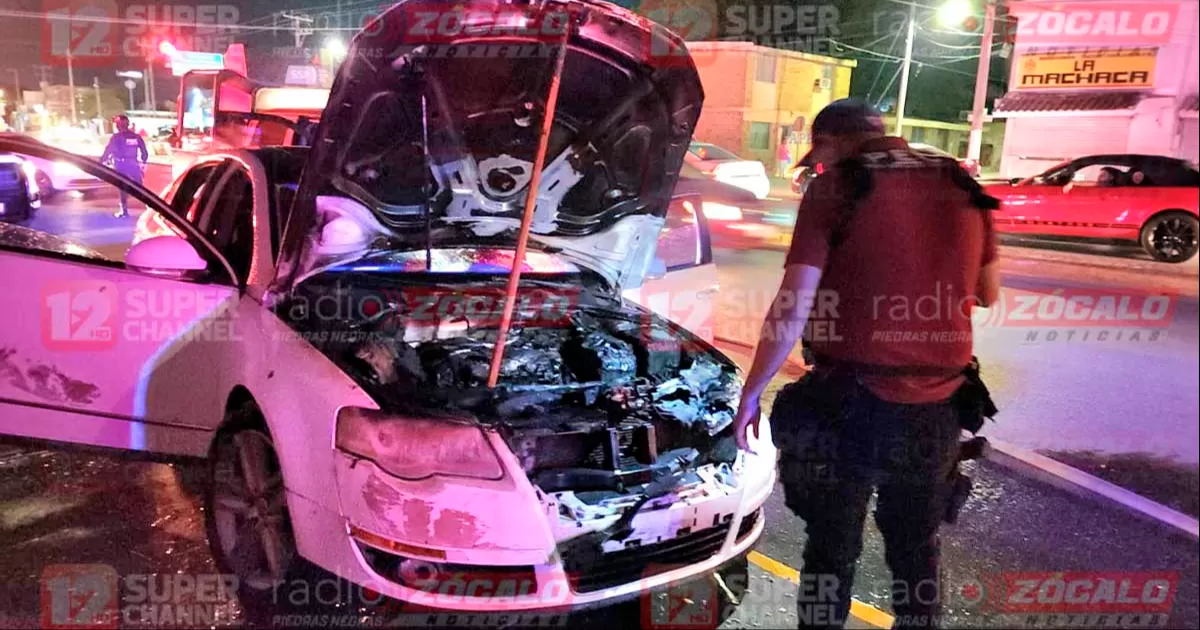 Se quema automóvil sobre Pérez Treviño