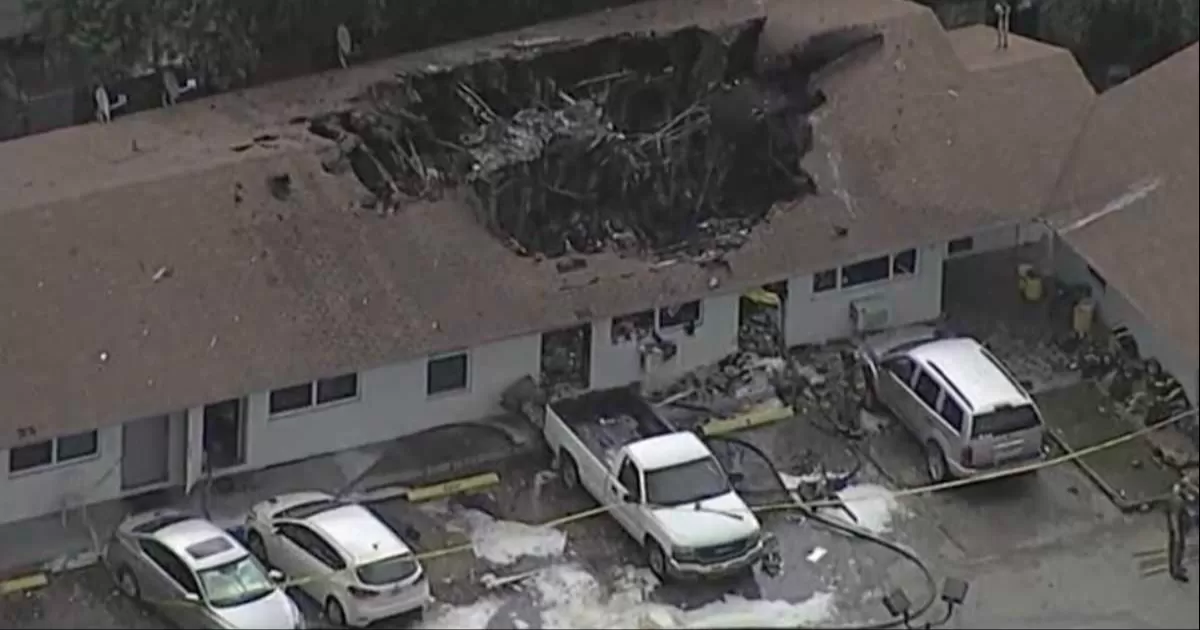 Los bomberos de Pompano Beach trasladaron a dos personas que estaban a bordo a un hospital del área.