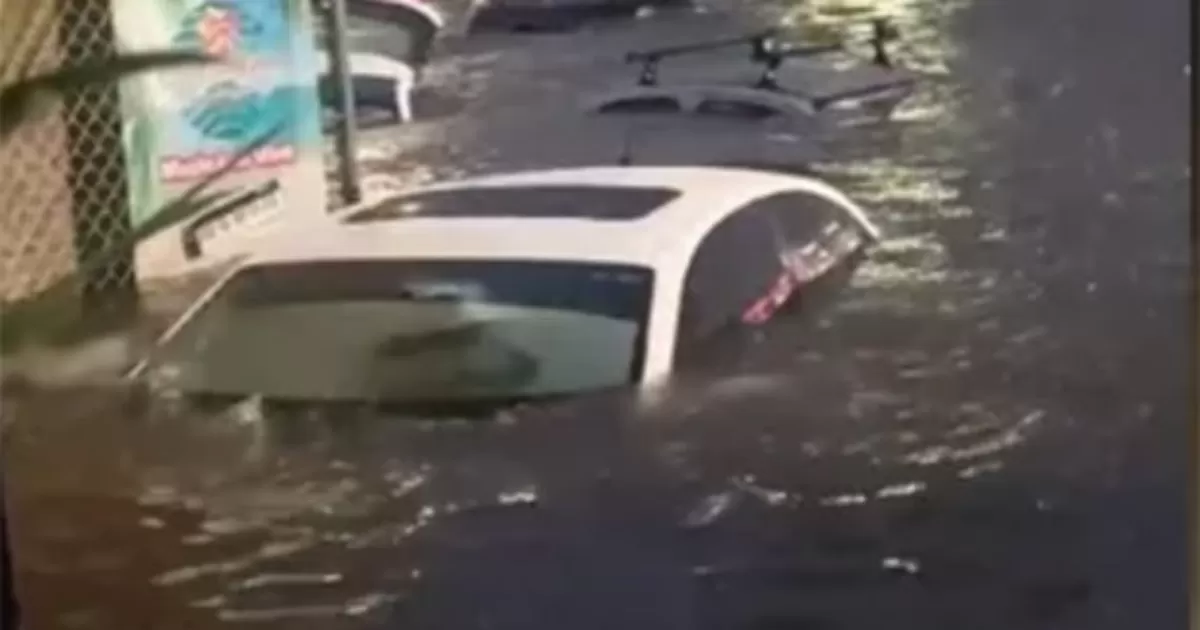 Fuertes inundaciones sumergen autos en Guadalajara