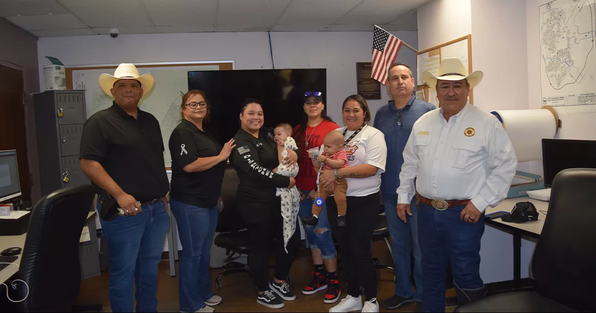 Sheriff entrega placas a sus despachadores