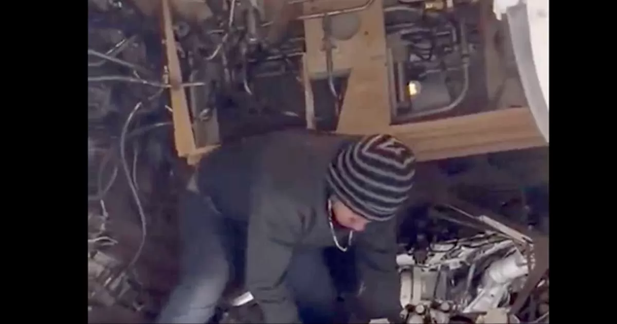 Un joven fue detenido luego de colarse a una de las pistas del AICM y meterse hasta la fosa del tren de aterrizaje de un avión de Volaris.