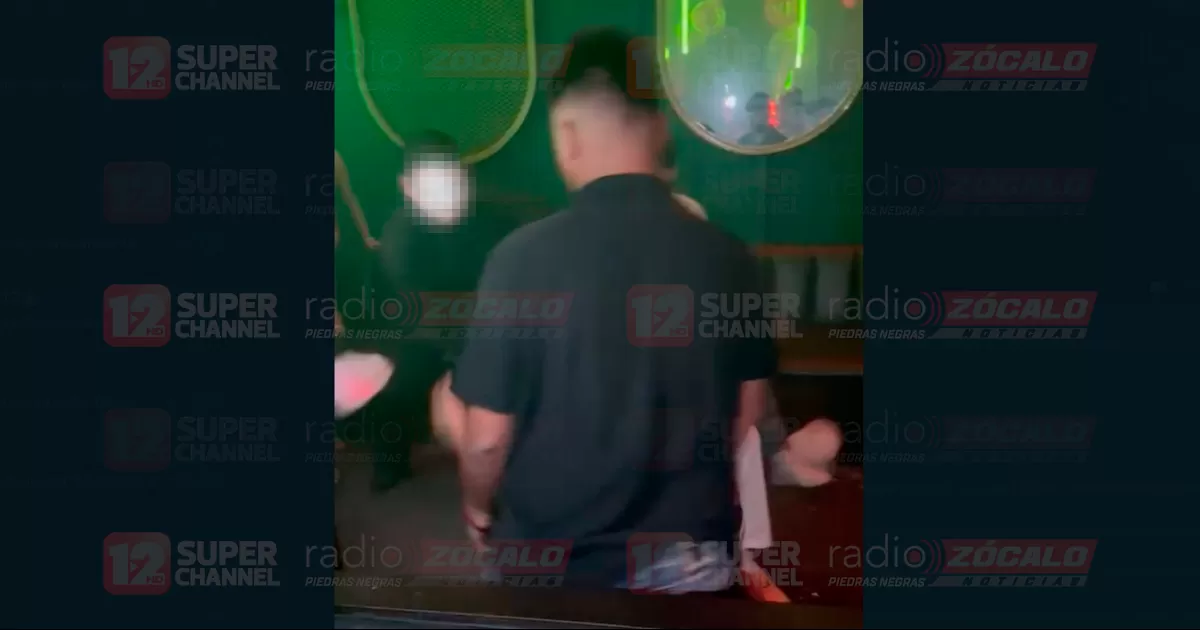 Un joven es agredido salvajemente mientras que los guardias no pueden controlar la situación.