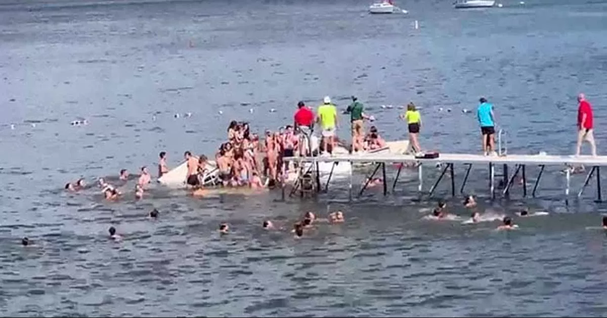 El muelle se vino abajo cuando decenas de jóvenes se divertían y según reporters no había socorristas en la zona cuando se derrumbó la estructura