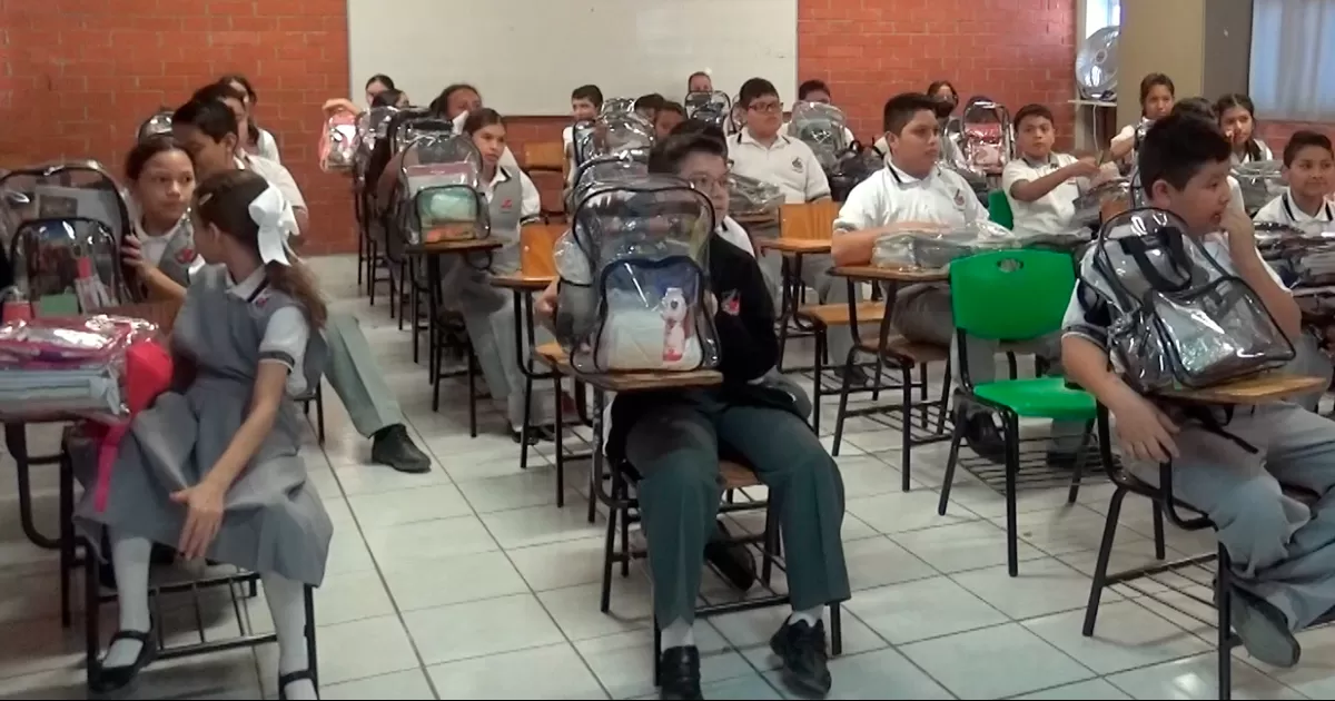 Excelente respuesta de padres de familia a la adquisición de mochilas trasparentes