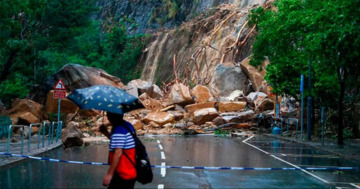 Al menos un muerto y más de 100 heridos en inundaciones inéditas en Hong Kong