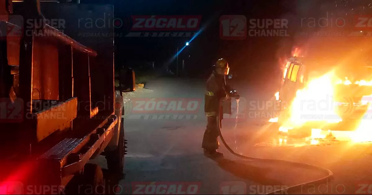 Se incendia vehículo en la Col.  Ácoros