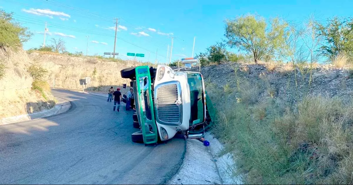 Conductor  perdió el control de su tracto camión al tomar la curva y terminó acostada la pesada unidad.