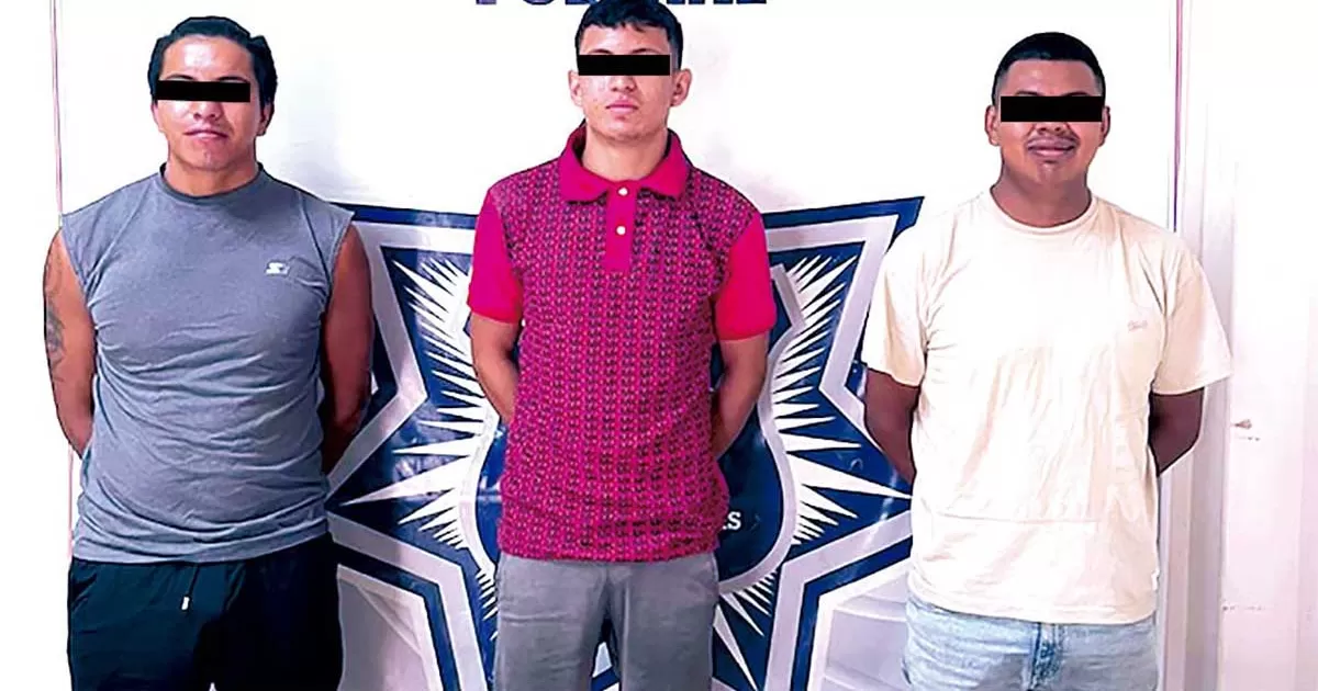 Caminaban en la Macroplaza con tres rifles de aire de los juegos mecánicos.