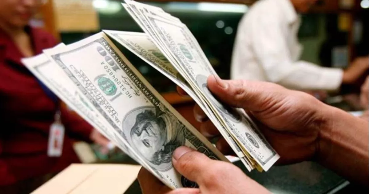 Precio del dólar abre en 17.37 pesos al mayoreo este martes