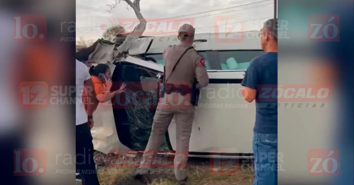 Vuelca mujer su auto tras chocar con poste en Eagle Pass