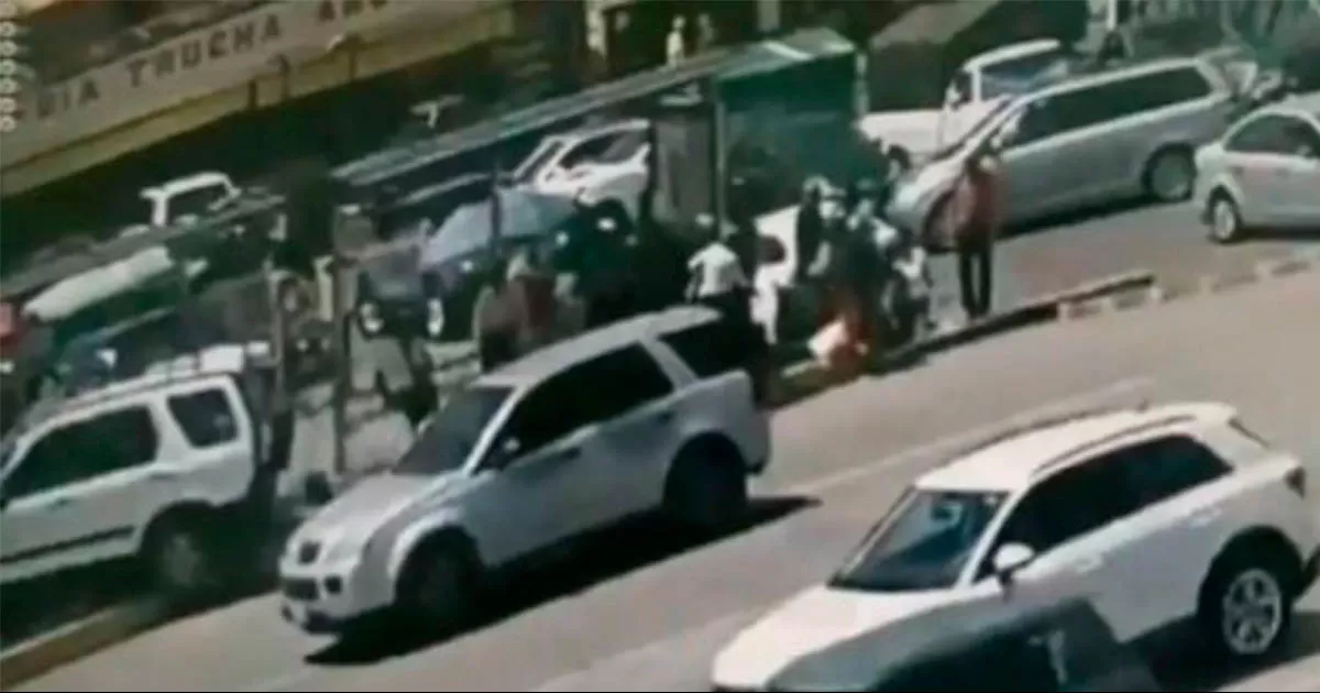 Momentos después la camioneta sube a la banqueta y atropelló a 10 personas, entre ellas dos menores de edad