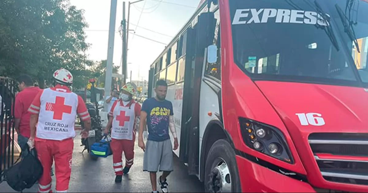 El hombre hizo un corte en sus muñecas, lo que alertó a los usuarios que viajaban en la ruta Express.