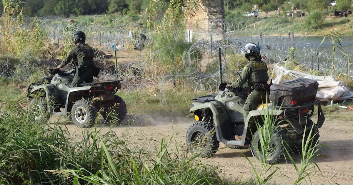 El menor se le soltó de la mano a su madre.