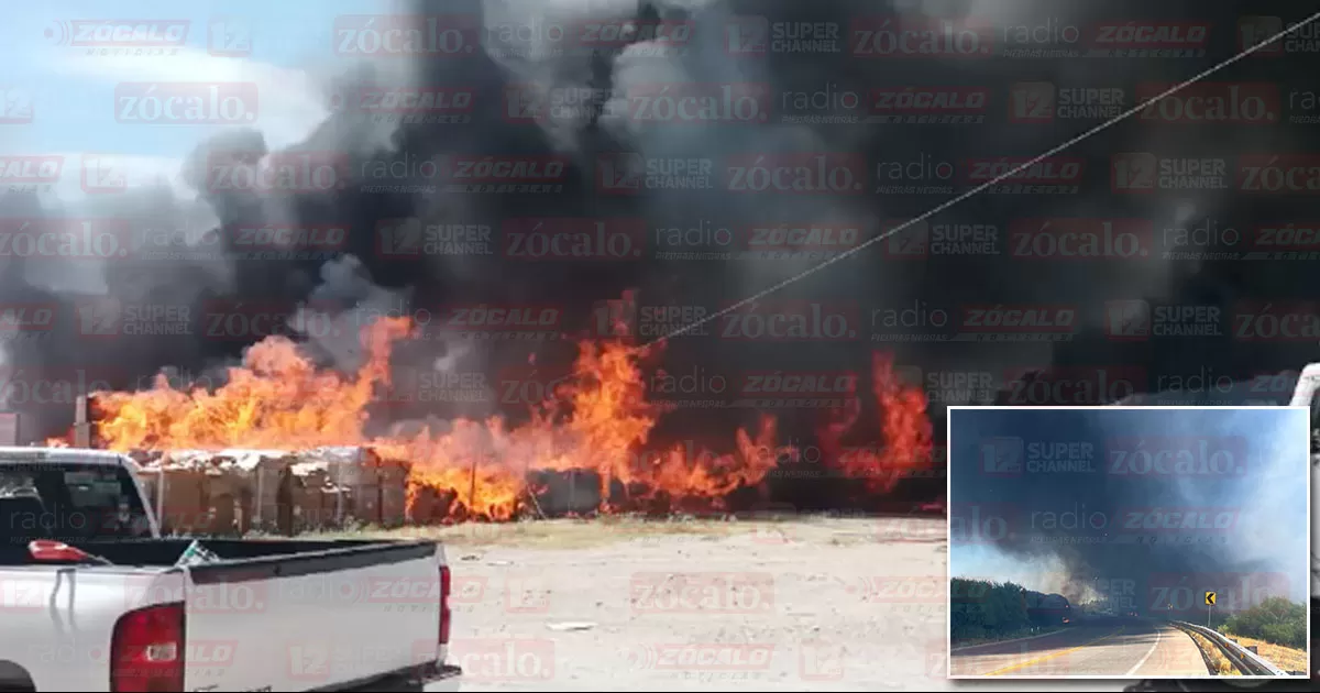 Bomberos de Jiménez atienden el siniestro, el cual está consumiendo una gran cantidad de pacas que se encuentran en las afueras del lugar.