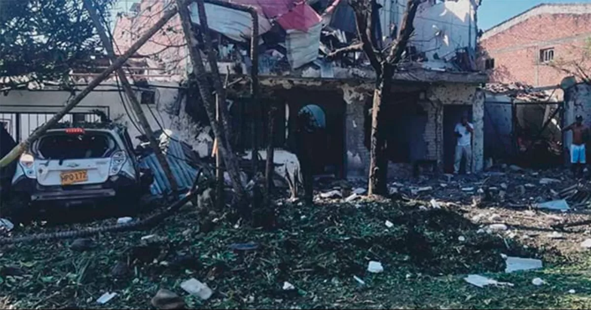 Estalla otro coche bomba frente a una estación de policía en Colombia