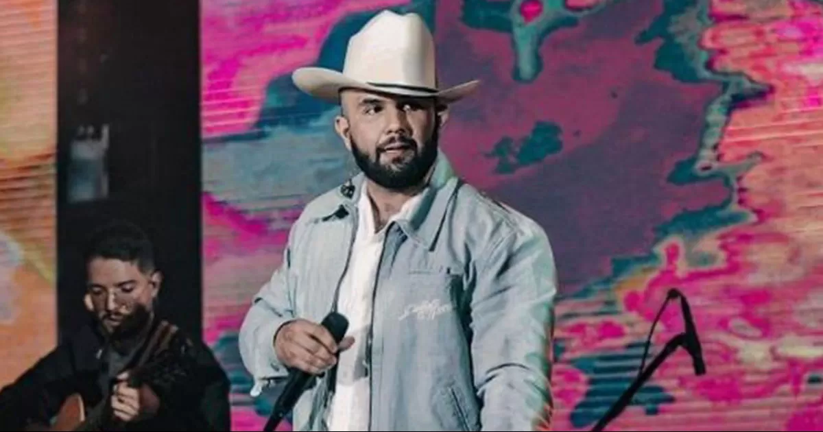 Carín León admite ha consumido “de todo” antes de subir al escenario