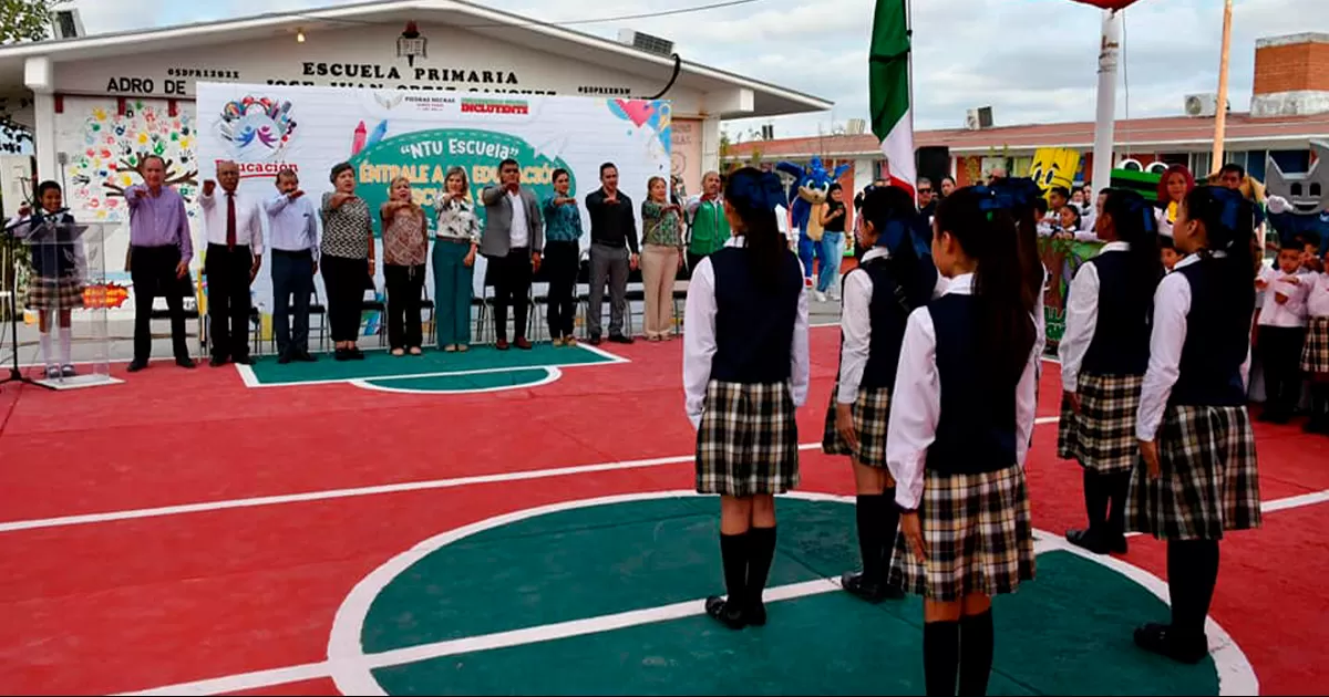 A su vez, realizó la entrega de 5 aparatos minisplits de 2 toneladas.