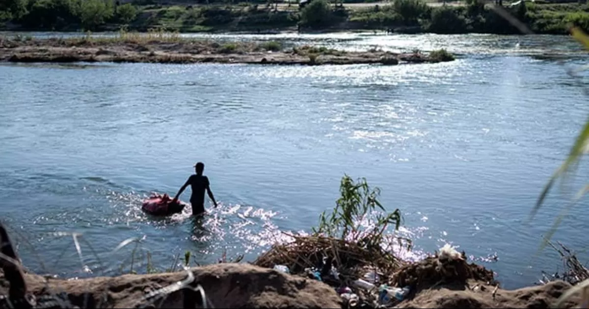 Es el pan de cada día para Marco González y otros que, como él, cruzan el río cotidianamente para recoger lo que pueden del lado estadounidense