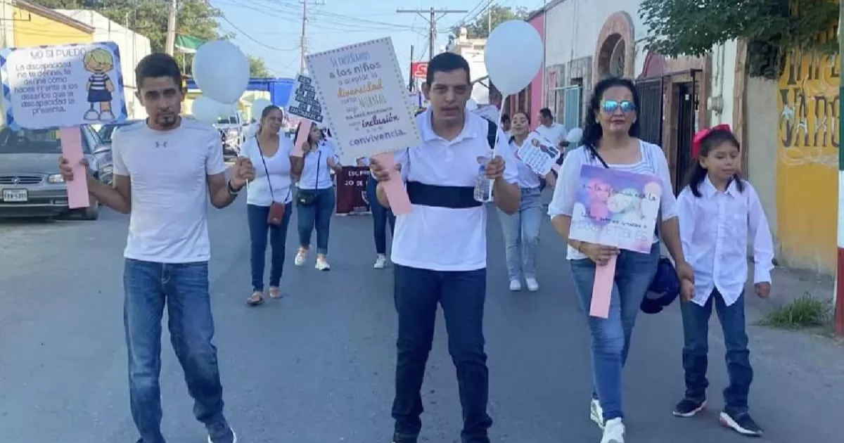 Los alumnos del Centro de Atención Múltiple #37 hicieron reflexionar mediante carteles llenos de mensajes inspiradores