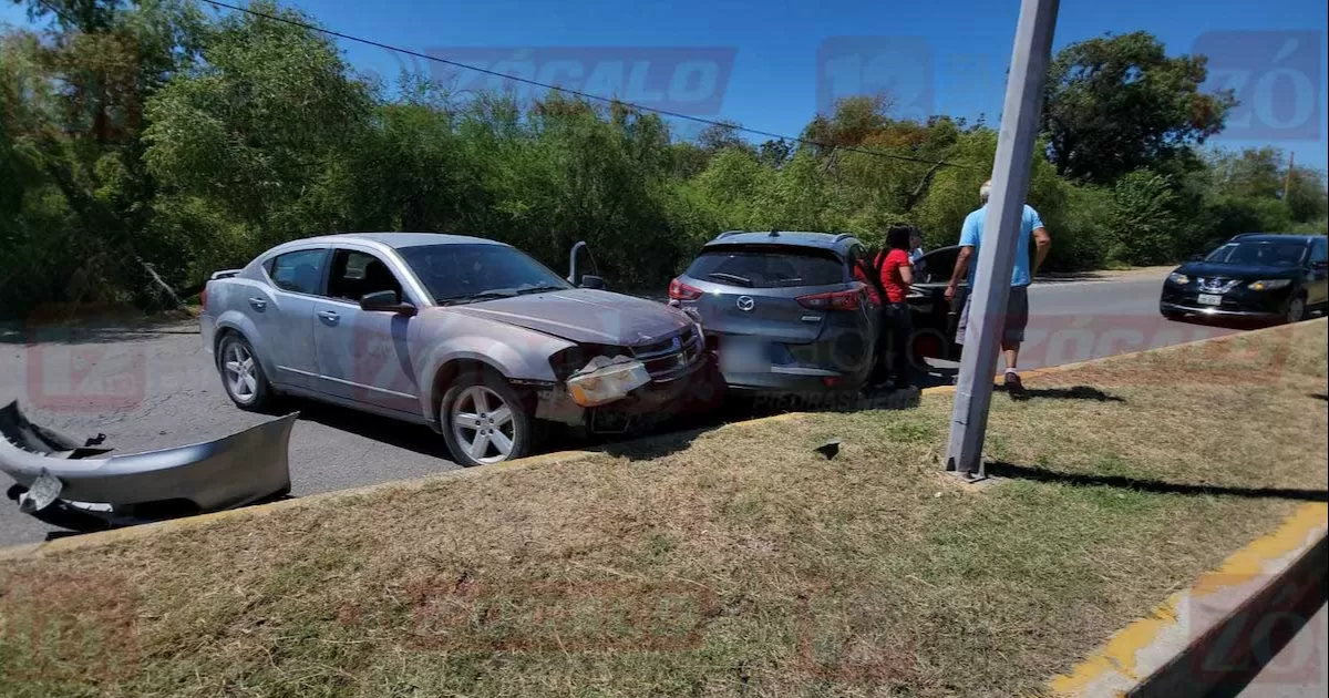 Aunque el conductor del Avenger acordó hacerse responsable de los daños, ambos fueron multados por los daños al municipio.