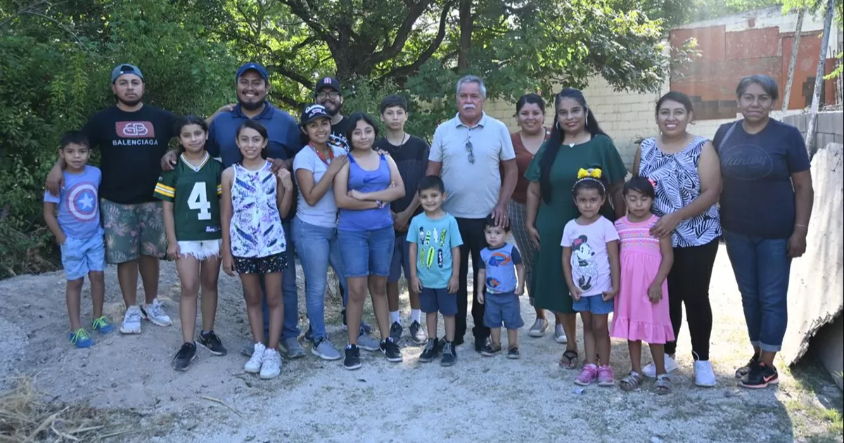 Entrega apoyo a iglesia de Nava