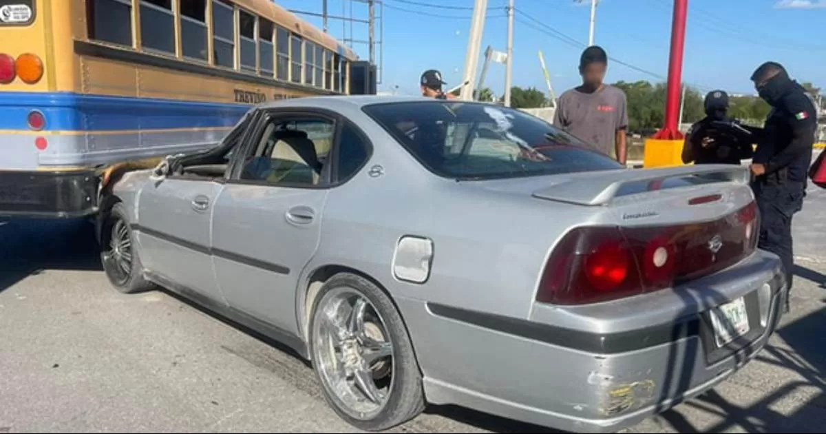 Conductor resulta lesionado al chocar contra camión de personal en Acuña