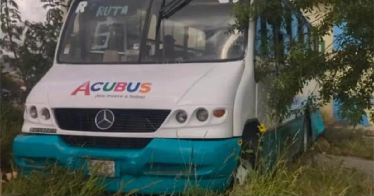 Impacta camión de Acubus contra la clínica UNEME de Acuña