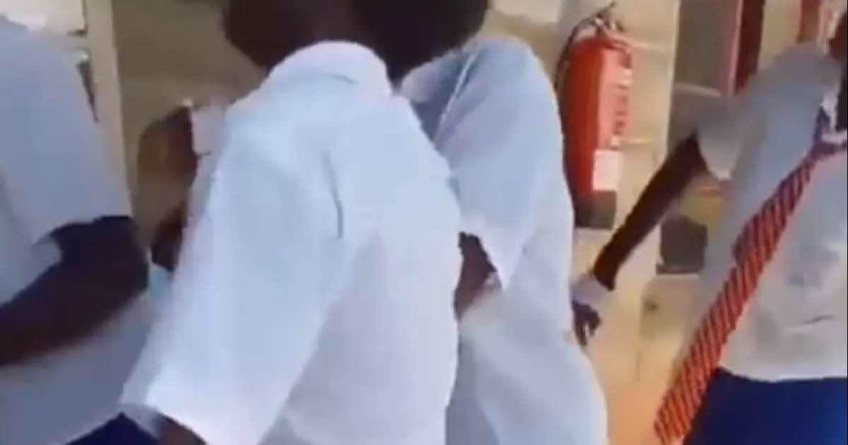 Las jóvenes aparentemente sufren esta enfermedad , dejando a la mayoría de ellas incapaces de caminar